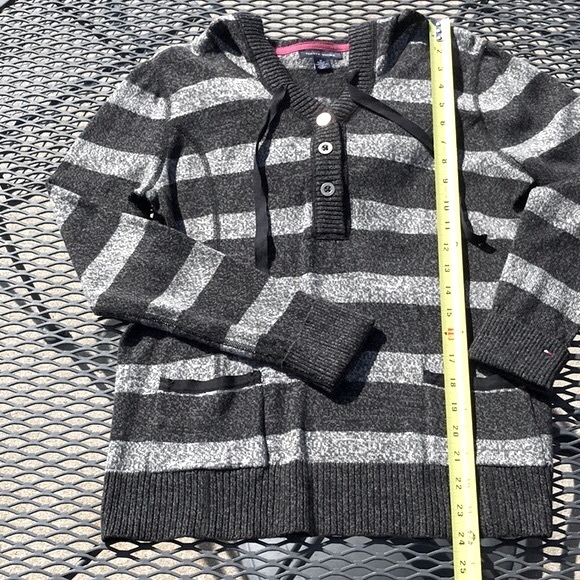 NWOT Tommy Hilfiger Light Grey and Dark Grey Striped Hooded Sweater Size Medium - Picture 14 of 15